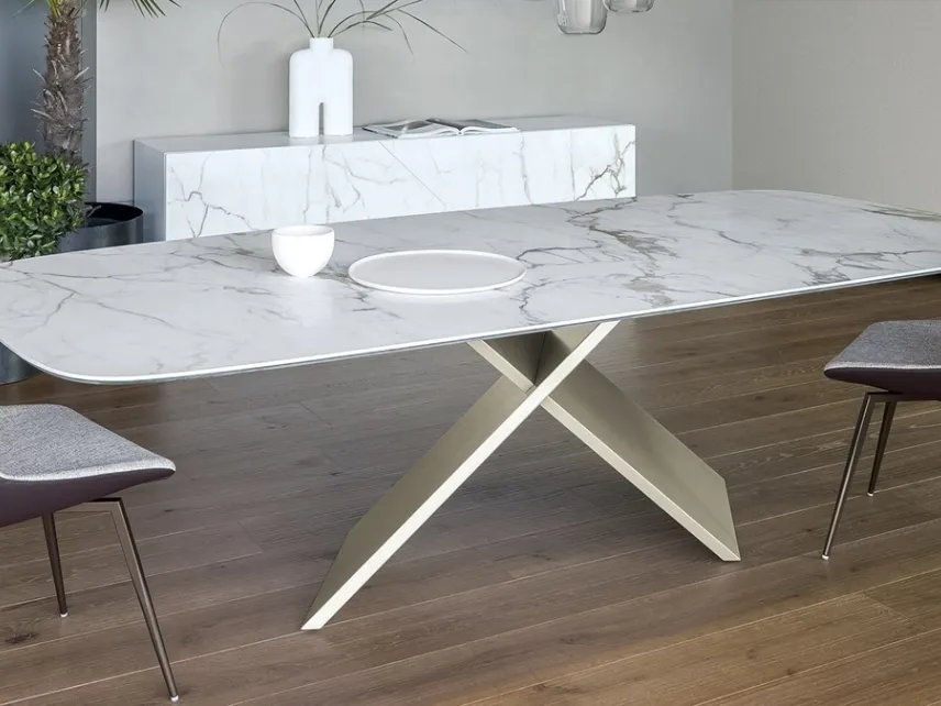 Tavolo Ax con top in ceramica di Bonaldo